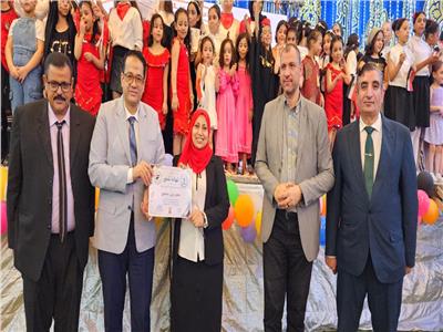 وكيل تعليم الغربية يكرّم أوائل المرحلة الابتدائية بمدارس ٣٠ يونيو بطنطا
