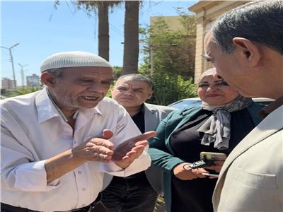 محافظ سوهاج يستجيب لمواطن ويصطحبه لمقر الوحدة المحلية لحل مشكلته