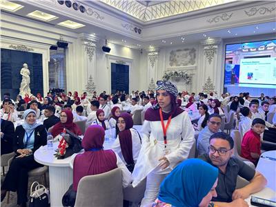 طالبة المركز الأول في مشروعات مادة البرمجة والذكاء الاصطناعي تظهر بالشال الفلسطيني