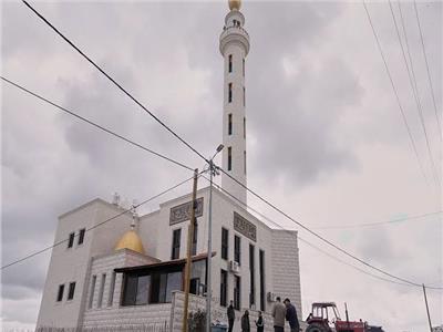 مستوطنون إسرائيليون يضرمون النار في مسجد ومنزلين بالضفة الغربية المحتلة