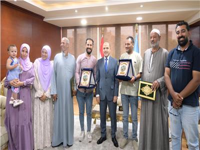 محافظ الغربية يكرّم شابين أنقذا أسرة من الغرق بسيارتهم في ترعة بطنطا