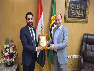 وكيل صحة الدقهلية يُكرّم رئيس قسم جراحة الوجه والفكين بمستشفى شربين