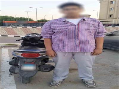 ضبط قائد دراجة نارية لأدائه حركات استعراضية خطرة في شوارع المعادي