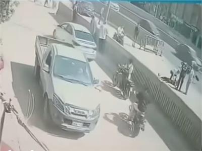 سيارة ملاكي بالاتجاه المعاكس تصطدم بدراجة نارية وتفر هربا بالمنيب