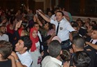 صور | مصطفى كامل يُغني مع طلاب جامعة القاهرة "تسلم الأيادي"