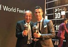 كامل أبو علي يحتفل مع رونالدو بجائزة أفضل لاعب بالعالم 