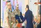 بالفيديو..قائد الجيش الثالث يقدم "المصحف الشريف" هدية تذكارية للسيسي 