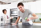 مشاركة الرجل لزوجته في الأعمال المنزلية تجعله أكثر سعادة