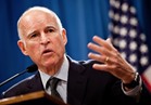 حاكم كاليفورنيا يوقع مشروع قانون يفرض قيودا على ترحيل المهاجرين غير الشرعيين