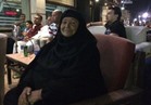 والدة الحضرى تتابع مباراة مصر والكونغو على المقهى