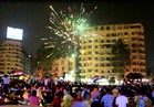 بالفيديو .. مروحيات القوات المسلحة تلقي أعلام مصر للجماهير في ميدان التحرير 