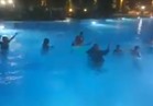 شاهد | احتفالات جماعية لنجوم المنتخب بحمام السباحة 