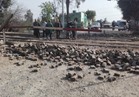 السكة الحديد: ونش يقتحم مزلقان ميت حلفا على خط القاهرة الإسكندرية