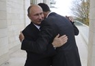 صور وفيديو| احتفالا بانتهاء الحرب..الأسد يعانق بوتين في سوتشي 