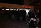 صور.. أهالي المصابين في تفجير العريش يفترشون ساحة مستشفى الإسماعيلية