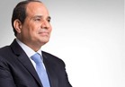 بالفيديو .. وزير الاتصالات يهدي الرئيس السيسي أول موبايل صنع في مصر