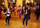 فيديو| دينا تعلم طفلة الرقص فى »مينا هاوس«