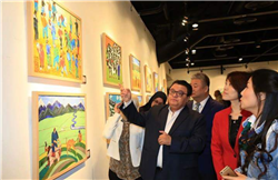 «خالد جلال» يفتتح معرض ألوان قصص بالهناجر 