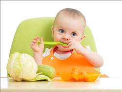 خطورة تناول الرضع الطعام مبكرا وتأثيره على الجهاز الهضمي