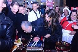 روجينا تحتفل بعيد ميلاد زوجها الفنان أشرف زكي على خشبة مسرح الهرم