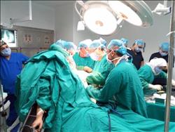 وزير الصحة يقود فريق جراحي لعلاج مصابة حادث حلوان