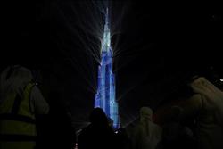 برج خليفية يضيء باللون الأزرق احتفالًا بالعام الجديد