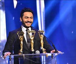صور.. تامر حسني يحصد 3 جوائز في حفل "وشوشة"