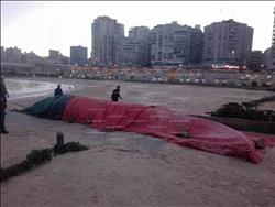 العثور على حوت نافق في إحدى شواطئ منطقة رشدي بالإسكندرية