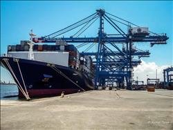نشاط في حركة السفن والشاحنات بميناء الإسكندرية
