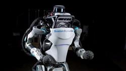 اختراع عضلات صناعية للربوت قادرة على حمل وزن 3 كجم
