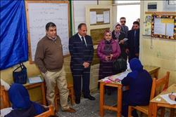 محافظ الإسكندرية يتفقد انتظام لجان امتحانات المرحة الإعدادية  