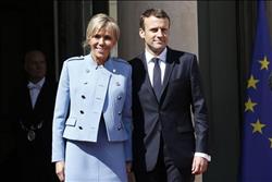«المرأة المتحررة»..حين أظهر الرئيس الفرنسي حبه بـ «بذاءة»   