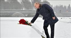فيديو| بوتين يضع باقة زهور على قبر شقيقه