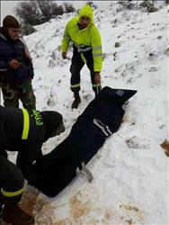 صور| انتشال جثث سوريين تجمدت على الحدود اللبنانية