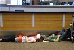 النوم في المطارات.. رحلة جوية واستراحة «أرضية».. «صور»