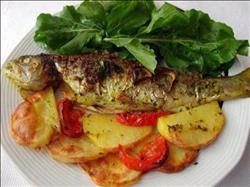 طبق اليوم .. «صينية السمك بالبطاطس مع أرز الصيادية»
