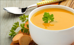 أشهر أطباق الحساء للتدفئة أيام البرد.. أبرزها العدس