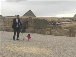 زيارة أطول رجل في العالم وأقصر امرأة للأهرامات| صور