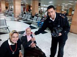 مطار القاهرة توزع الورود على المسافرين بمناسبة عيد الشرطة