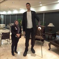 أطول رجل في العالم يغادر القاهرة بعد الترويج للسياحة