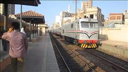 «السكة الحديد» توكتوك يقتحم مزلقان بلانة على خط «القاهرة - السد العالي»