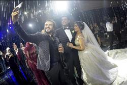 صور| سامو زين يُغني «الورد الأحمر وسواح» لـ«مازن وميرنا» في زفافهما