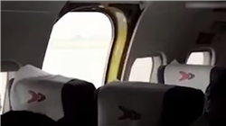 شاهد لحظات رعب الركاب أثناء هبوط طائرة بدون باب