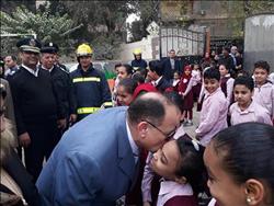 صور| مدير أمن الجيزة يوزع الهدايا على طلاب المدارس