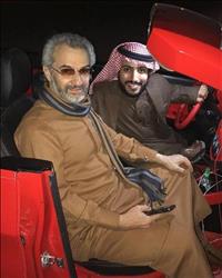 شاهد «الوليد بن طلال» في نُزهة بالسيارة بعد إطلاق سراحه