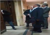 فيديو| زهير جرانة "بالبدلة والكرافتة" أثناء محاكمته بقضية تراخيص الشركات
