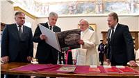 صور| بابا الفاتيكان يتبادل الهدايا مع ثلاثة من رؤساء البوسنة