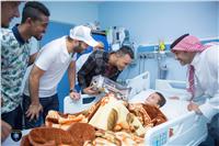 شاهد: الحضري ومتعب في زيارة لأطفال السرطان بالسعودية