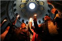 بالصور| الفلسطينيون يؤدون صلاتهم الأولى بـ«كنيسة القيامة» عقب فتحها