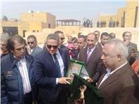 محافظ الشرقية يهدي وزير الآثار «درع المحافظة»